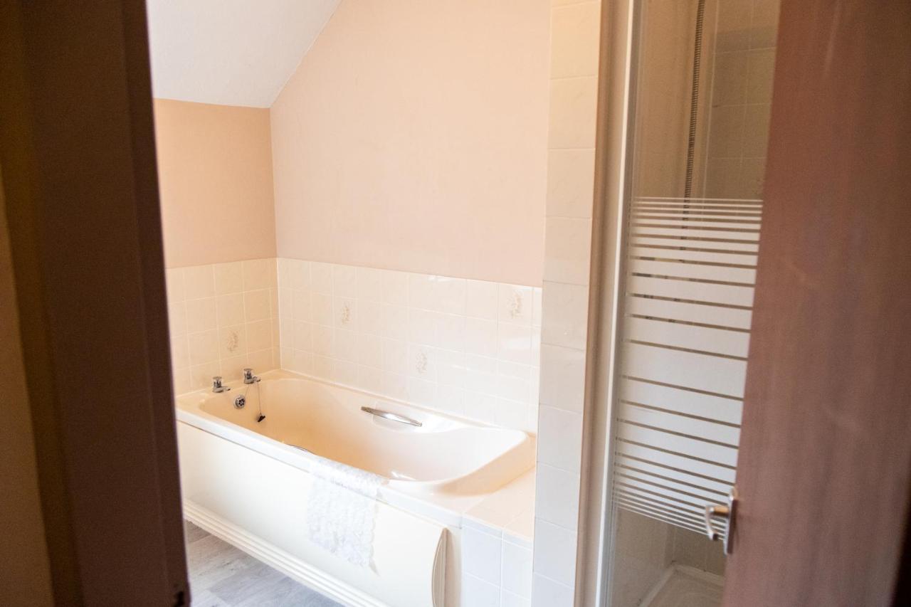 The Unicorn Inn Newton Solney Ngoại thất bức ảnh