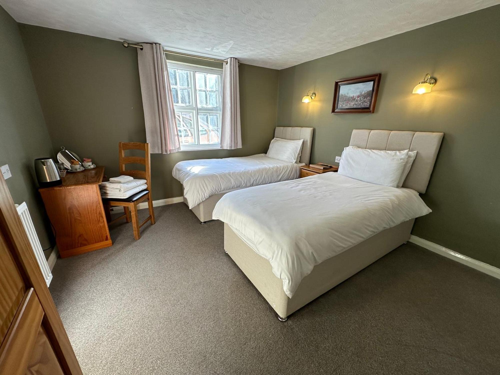The Unicorn Inn Newton Solney Phòng bức ảnh