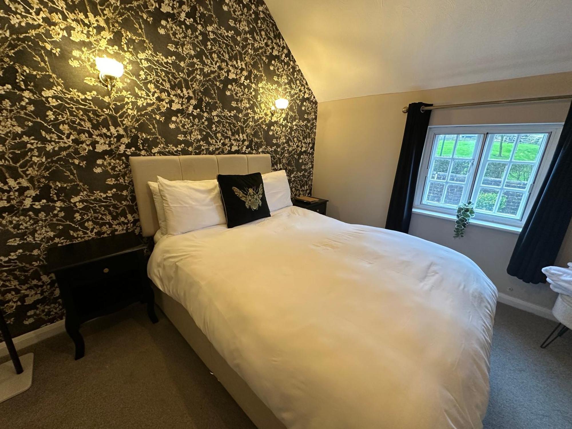 The Unicorn Inn Newton Solney Ngoại thất bức ảnh