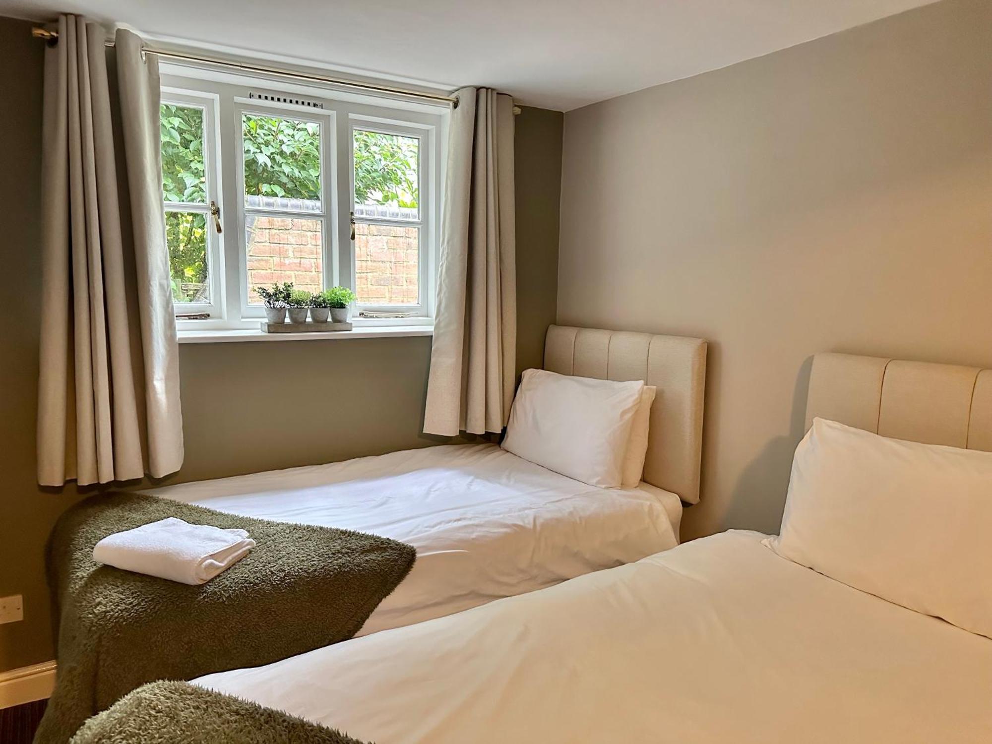 The Unicorn Inn Newton Solney Ngoại thất bức ảnh
