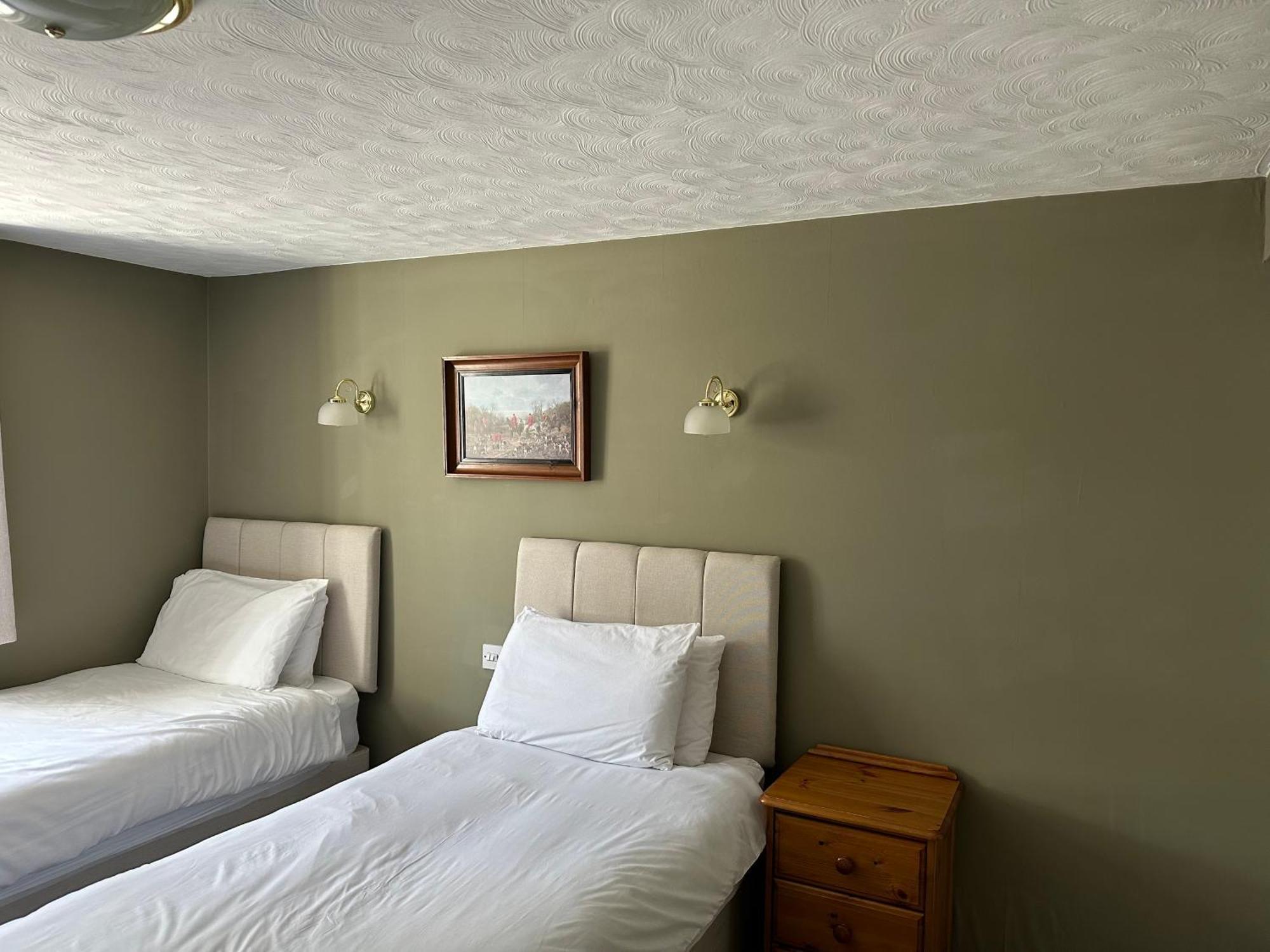 The Unicorn Inn Newton Solney Phòng bức ảnh
