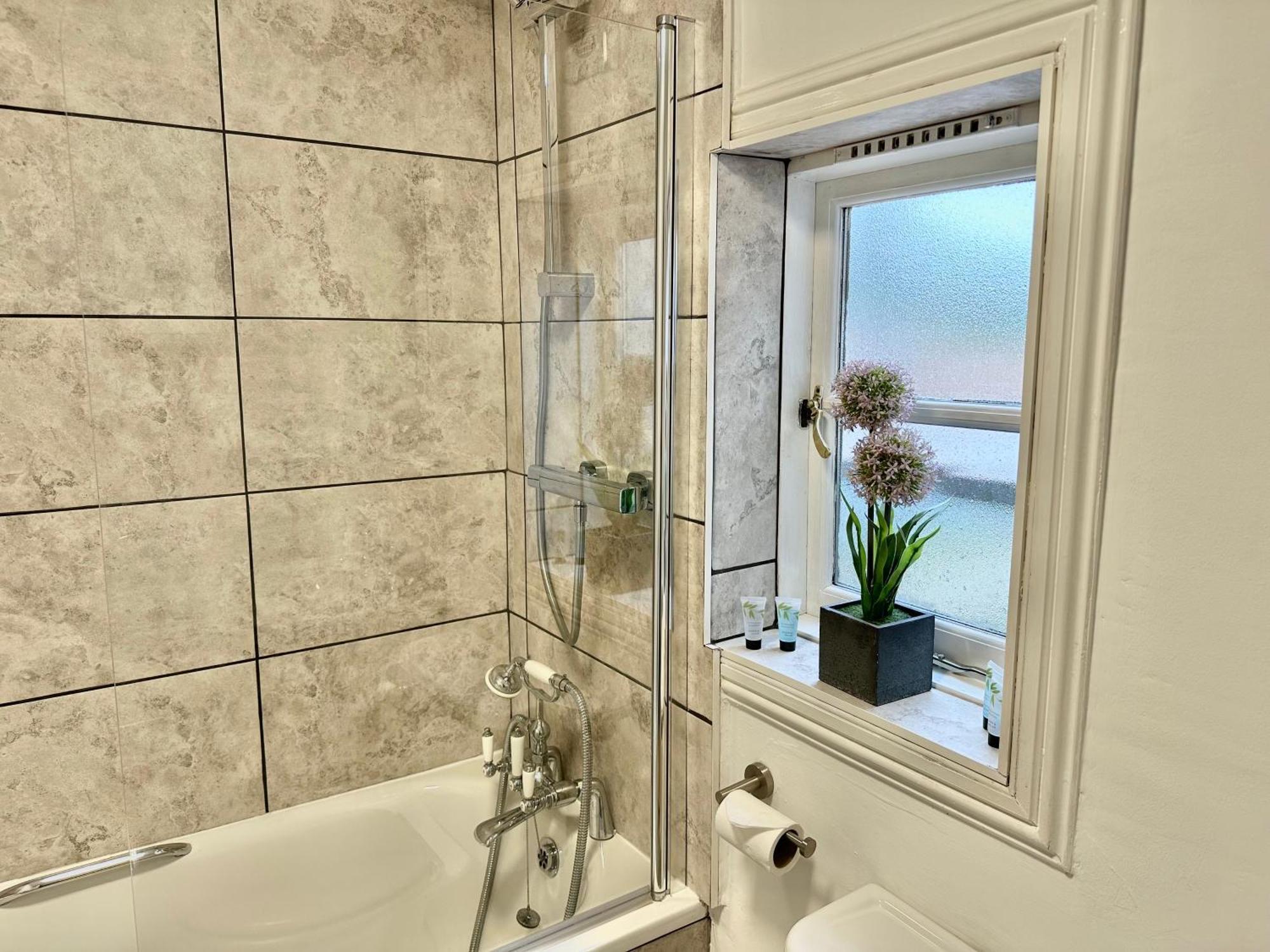The Unicorn Inn Newton Solney Ngoại thất bức ảnh